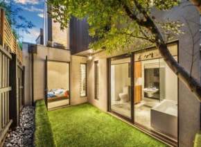 Melbourne-Urban oasis suites- skyline views or tranquil zen garden